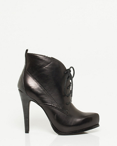 LE CHÂTEAU: Leather-Like Lace-Up Ankle Boot