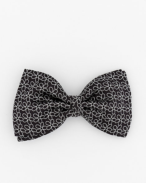 Le Chateau - Add this stylish Italian-made bow tie cut from pure silk to your next dapper ensemble. 100% Silk. Made in Italy.