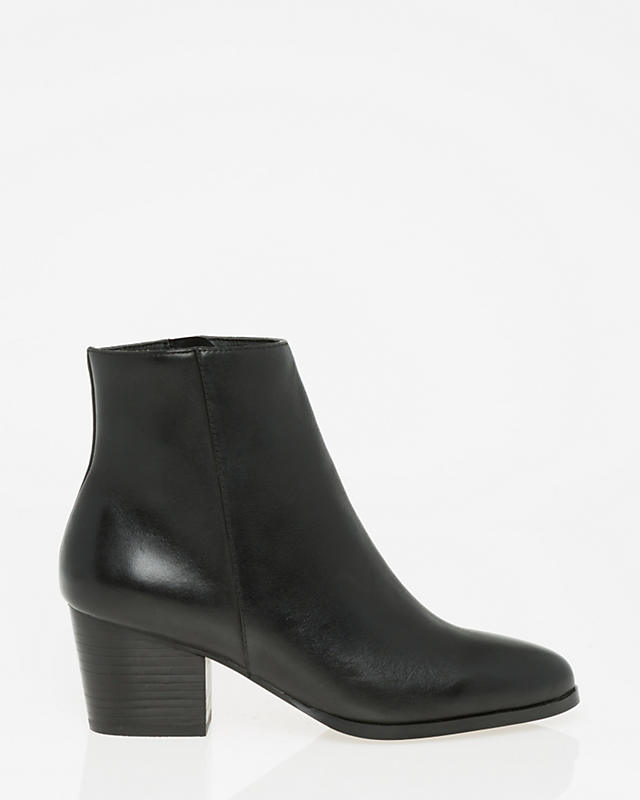 Le Château: Leather-Like Pointy Toe Ankle Boot