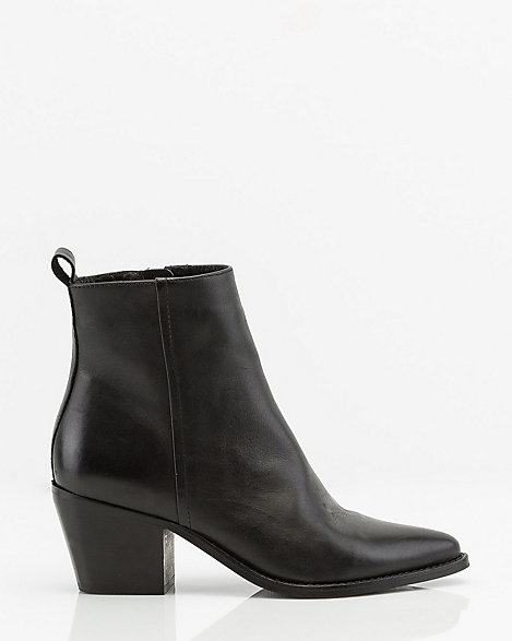 Leather Pointy Toe Ankle Boot | LE CHÂTEAU